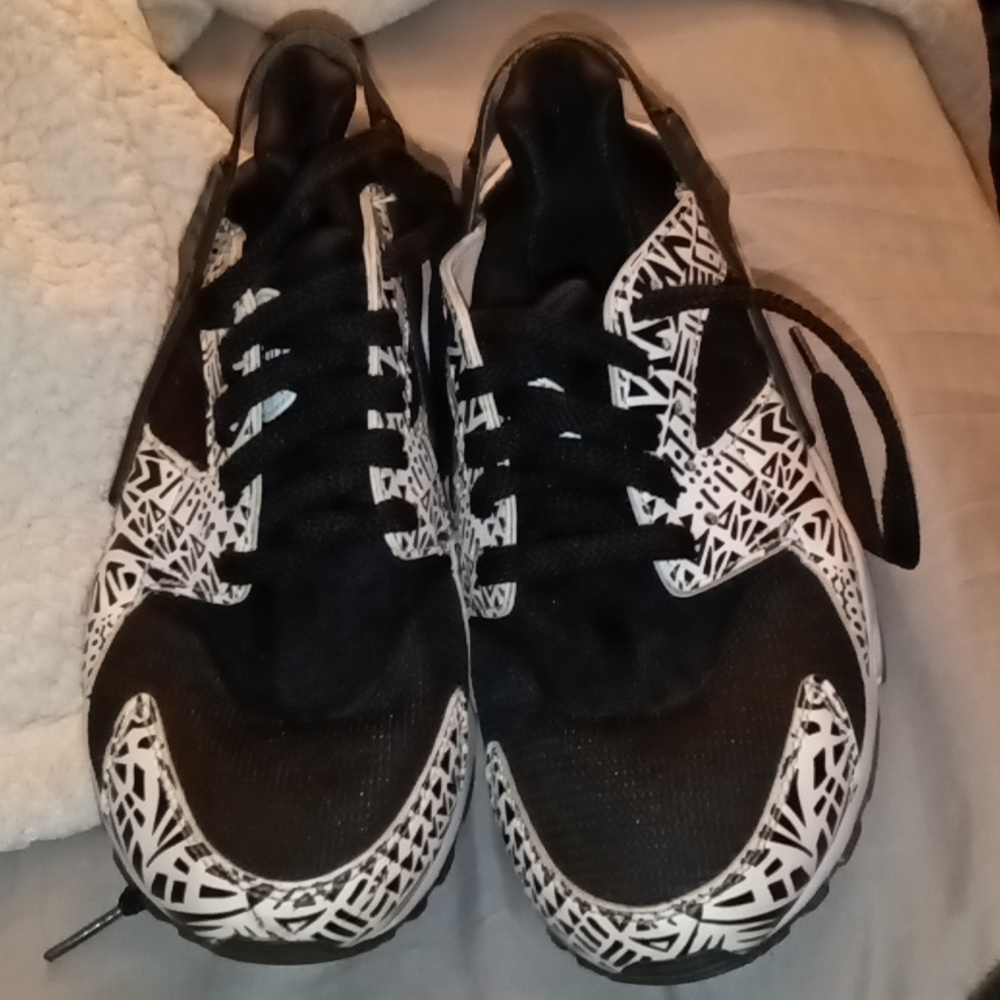 Nike Huarache black and white 6 1/2y